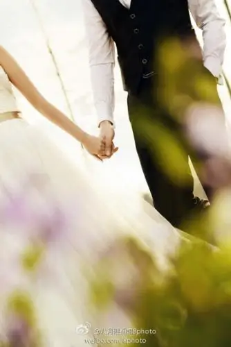 一辈子背着你走 阳光下我们的约定 牵手漫步在黄昏夕阳下 风和日丽的