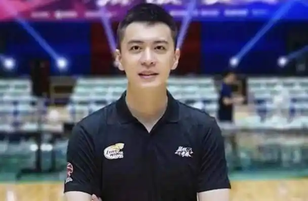 大瓜男篮冠军教头杨鸣疑似婚变爱人怒删两人合影姚明头大