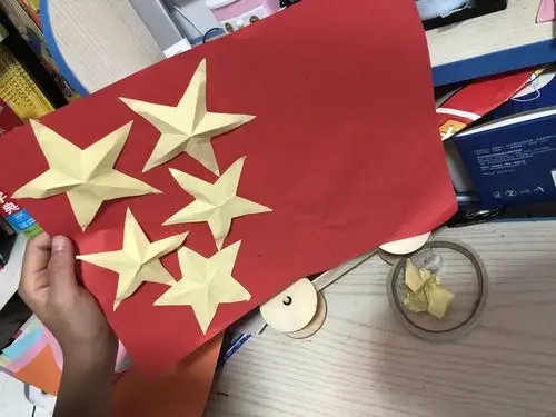 国旗手工制作——黄楷铭