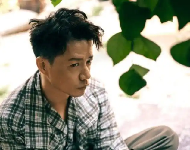 回顾好演员段奕宏38岁娶日籍小师妹成名后哪敢抛弃患难之妻