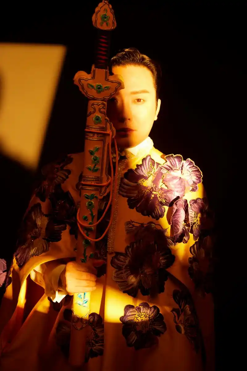 李玉刚戏剧艺术大图曝光!用光影诠释新国风