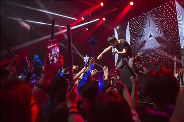 张杰海外巡演大获成功 悉尼演唱会《当你老了》献歌父亲