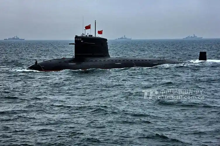 长征3号核潜艇参加海军成立60周年海上阅兵海上分列式.记者 乔天富摄