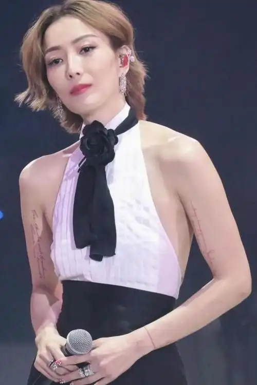 郑秀文演唱会身材引热议,健身过度身材毫无美感,网友心疼许志安