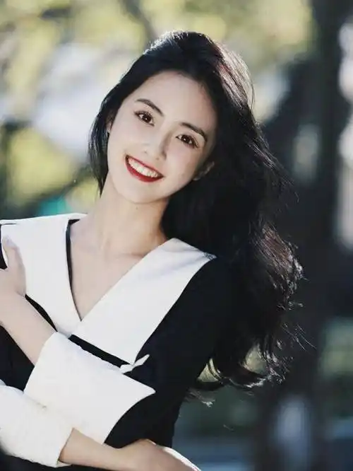 徐璐新恋情疑云与小生吴崇轩甜蜜游园恋情传闻引发热议