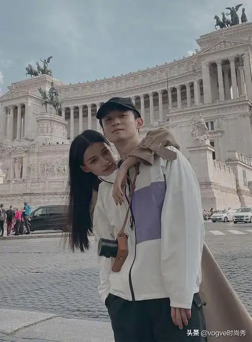 倪妮俯身整理裙摆董子健瞟了一眼后立刻回头已婚男人的觉悟