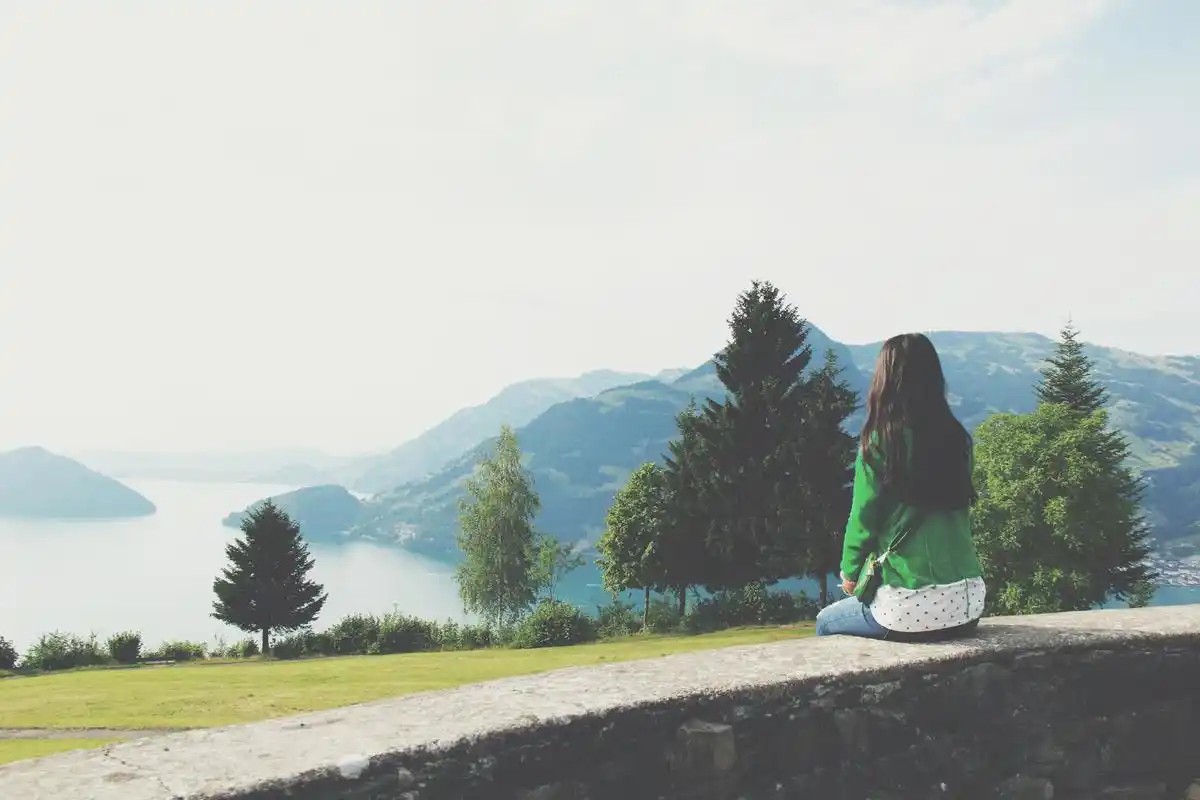 秋雨,落叶,音乐,渲染了一个人平淡的内心世界,站在