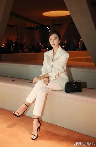 郑秀妍微博分享时装周美照,白色西装脚踩细高跟职场范儿十足