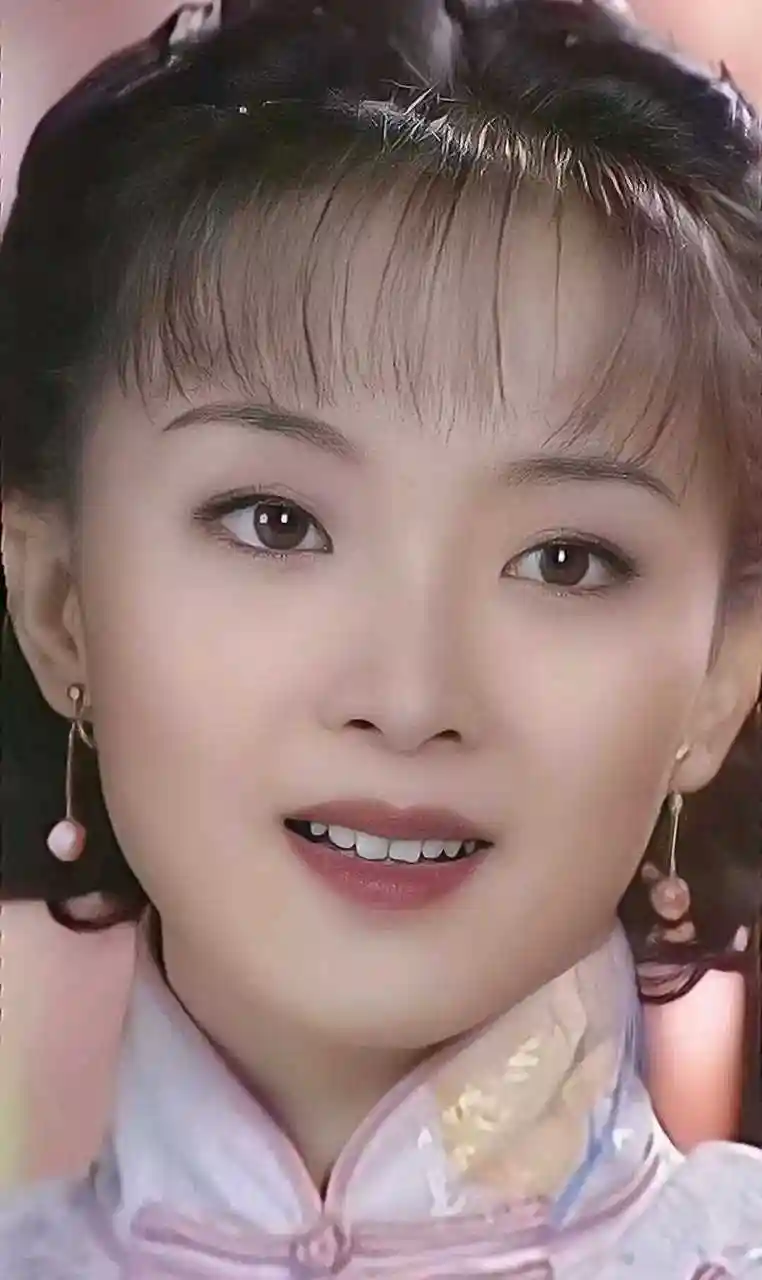 王艳年轻时民国古装造型,面如玉盘光亮皎洁,眼如秋水般剔透