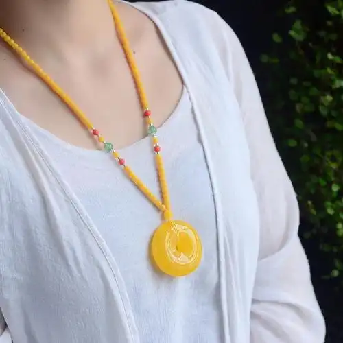 搭配个性蜜蜡项链!