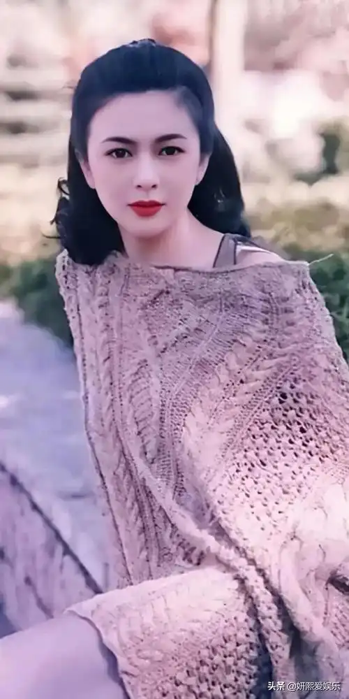 年轻时的关之琳五官精致妩媚多姿不愧是香港第一美女