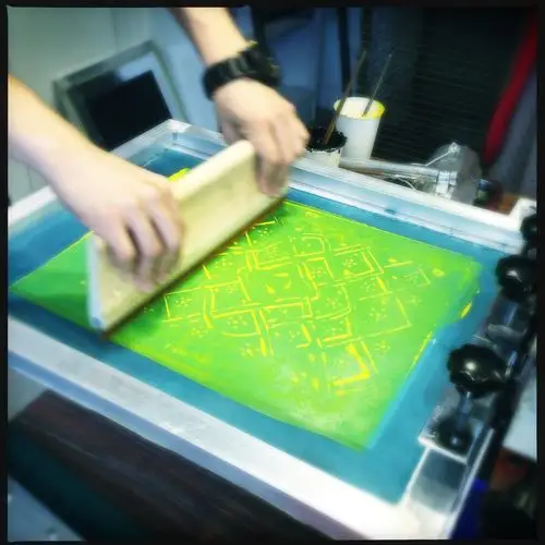 一沿丝网印刷工作室,让每位设计师都能有自己的周边与生产链.