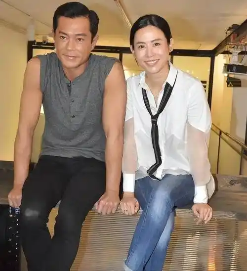 原创53岁古天乐现身泰国请了8人跳舞拜神用4头金象还愿