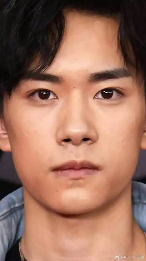 反正易烊千玺这个长相的,接受无能.