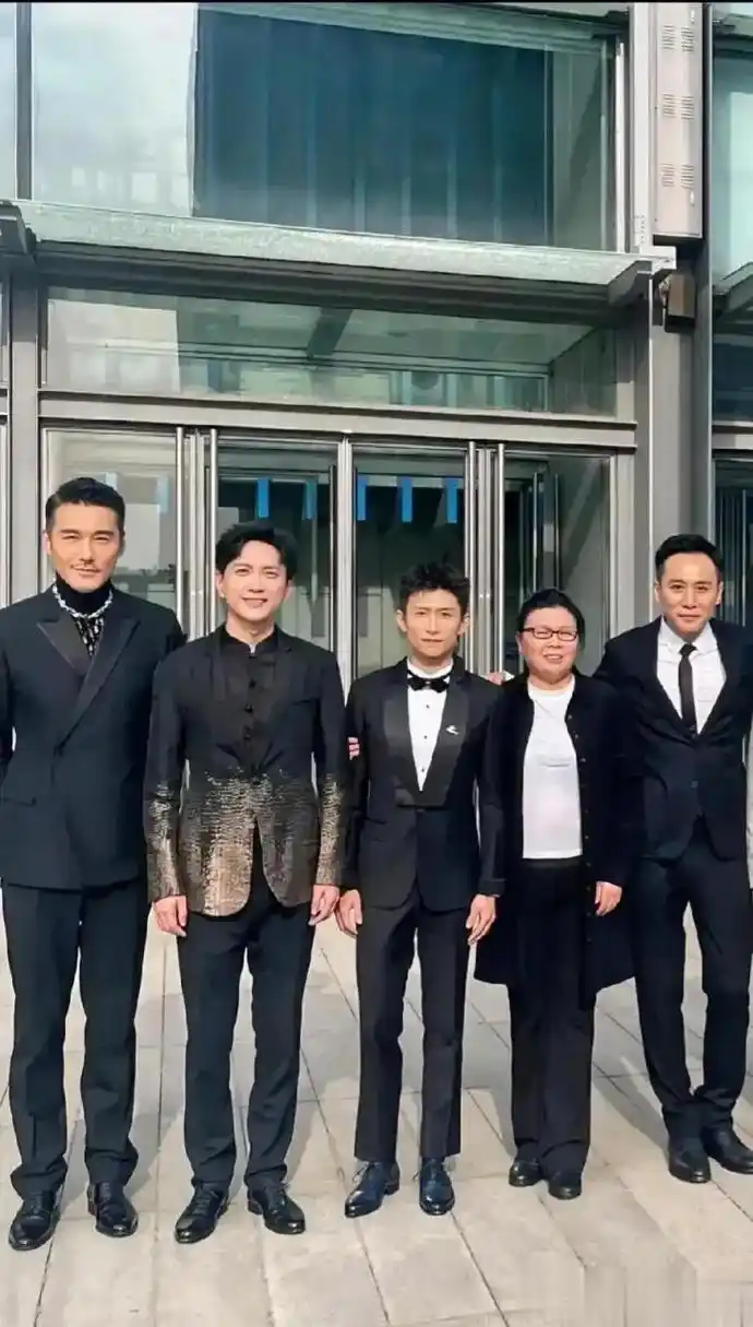 胡兵190厘米,刘烨187厘米,张一山官方身高177厘米.