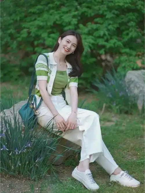 35岁的女人该如何穿优雅时髦针织开衫白色牛仔裤减龄洋气