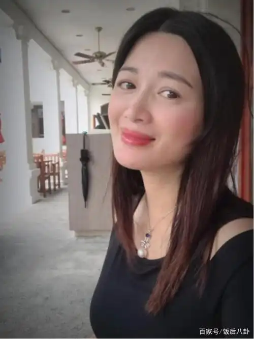 陈少霞挺9月巨肚穿紧身裙秀身材,61岁富豪老公在旁露出慈父笑