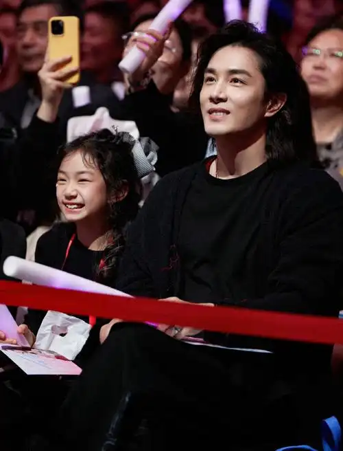 小lucky长大了也当姐姐咯感觉小时候更像戚薇,长大后更像李承铉了