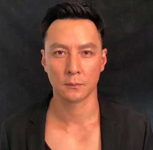 吴彦祖发自拍像证件照遭网友疯狂调侃 没见过这么帅的证件照