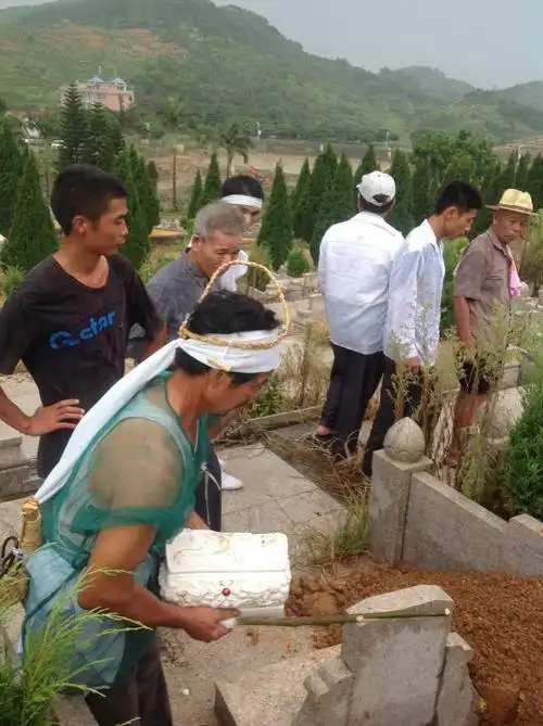 母亲的葬礼极其隆重