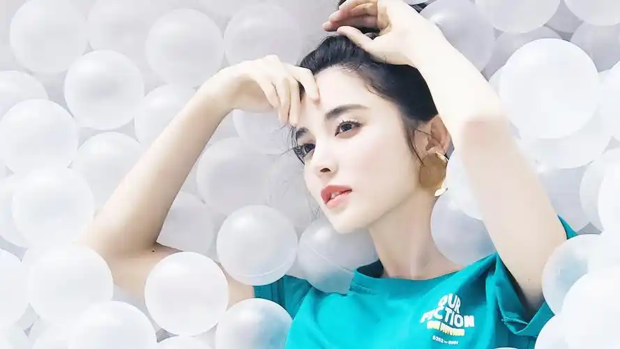 35m上传时间:2020-06-16壁纸标签:明星风尚古力娜扎壁纸封面图明星