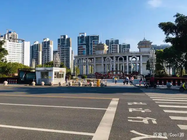 赣州市的黄金广场,位于章江新区的最北端,隔章水与老城区相望