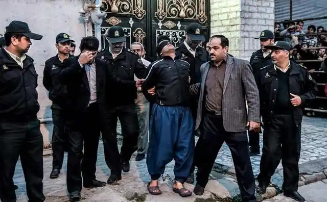 直击:伊朗一男子执行"绞刑"的全过程