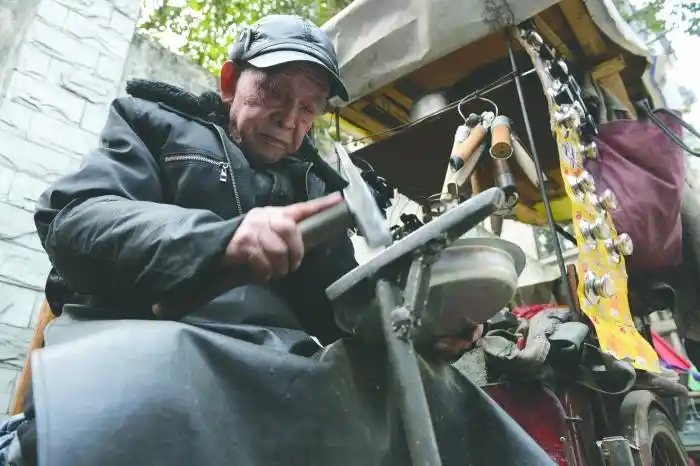 吴晗   核心提示   消失的补锅匠   "那时候我到一个院子里,排起队来