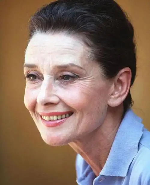 看到晚年赫本才明白:真正的美人在骨不在皮,满脸皱纹也优雅迷人