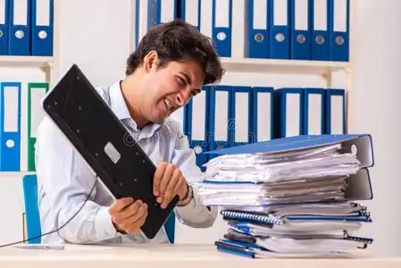 指已提到的人超载的忙碌的雇工和也非常使工作和paper使工作照片