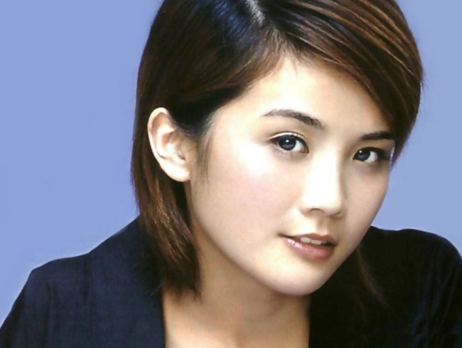 早期蔡卓妍出席活动现场,苹果头搭配牛仔外套,实在太少女了!