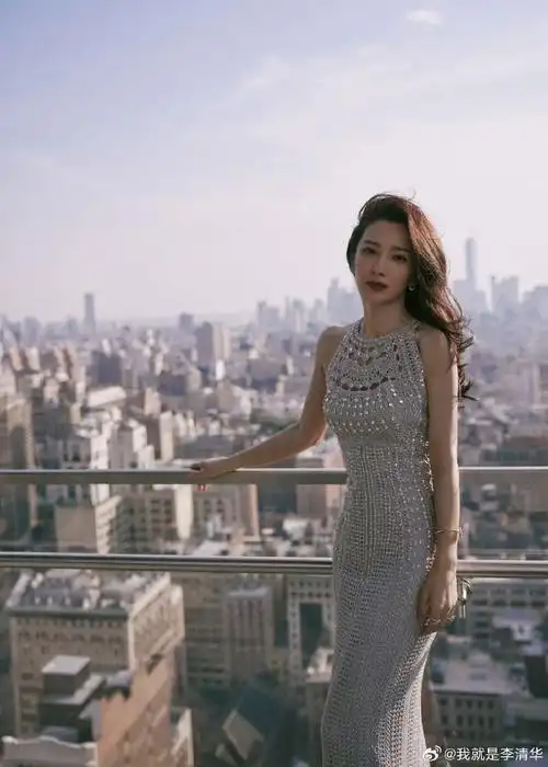 李冰冰受邀出席纽约时装周787878红丝绒连衣裙,镂空水钻银色