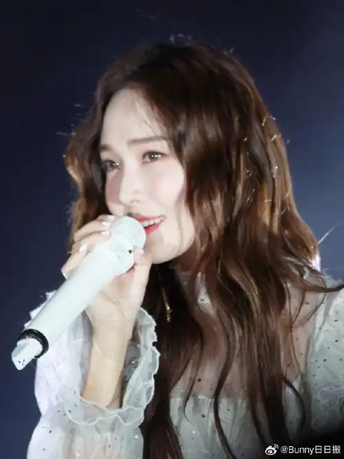 #郑秀妍露腰短上衣#