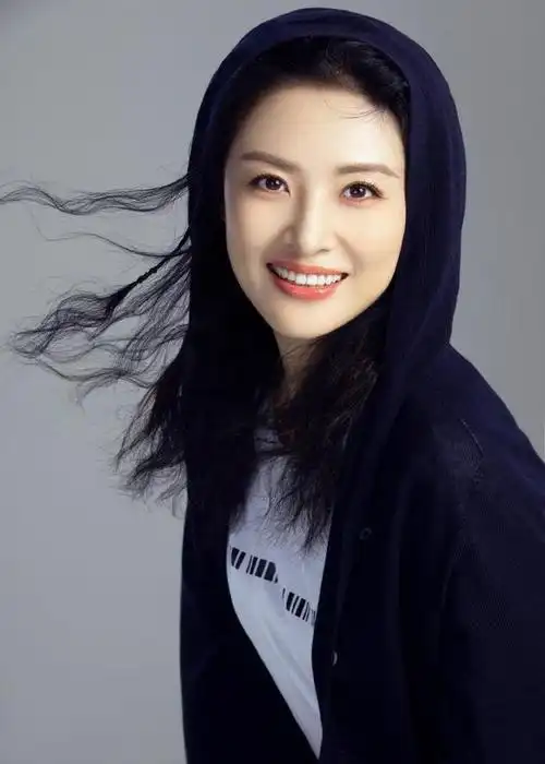 周涛换发型太显嫩了,电"泡面头"配白t恤甜美减龄,不像52岁