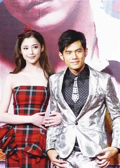 周杰伦 李心艾演绎"天台爱情"