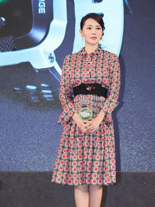 52岁伊能静不服老,穿衬衫裙秀"酒杯腿",却被脚上的鞋抢风头