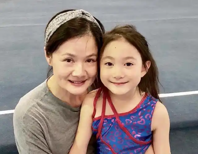 不过小的时候因为可爱圈粉,长大后的奥莉,颜值却像极了自己的妈妈.