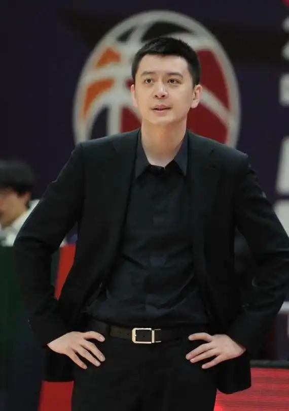 杨鸣担任辽宁益胜篮球俱乐部总裁兼总教练