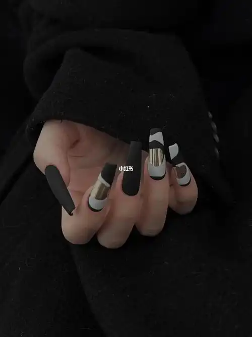 黑色美甲金属酷女孩