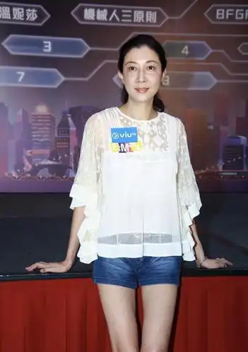 【一点资讯】吴绮莉的气质让人折服,白色上衣配短裤利落时髦,大长腿真