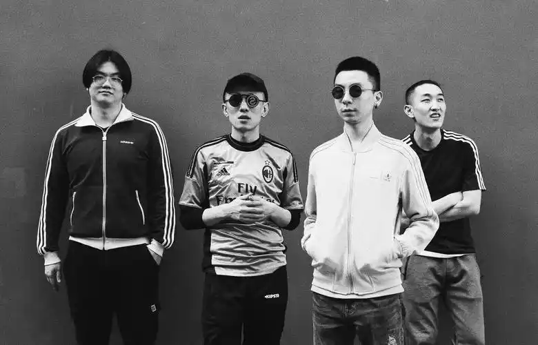 1999年,乐队首支单曲"没有声音的房间"收录在合辑《摩登天空3》中,以