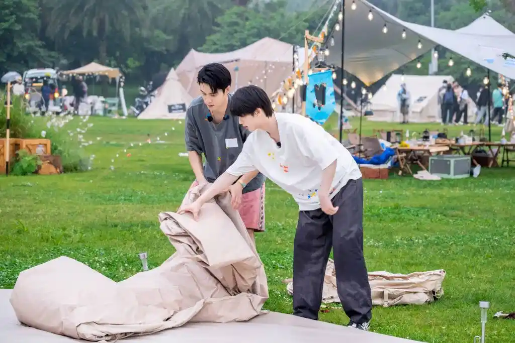 湖南台首播,手忙脚乱的明星,让真人秀成为照射镜_观众们_节目_搭帐篷