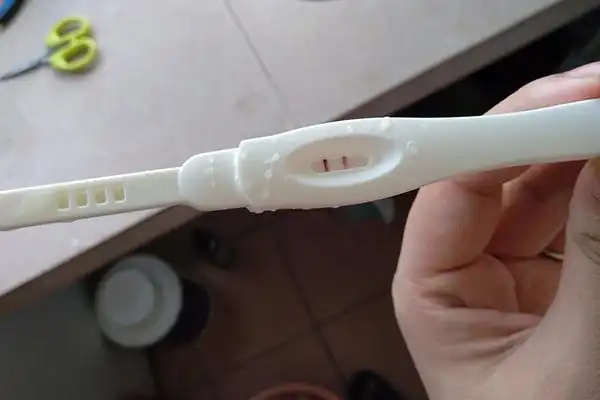 验孕棒刚开始显示一条杠十分钟后第二条显色变两条杠准吗?