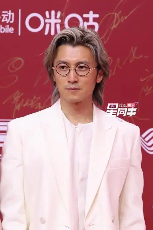 今天的谢霆锋一身白,白衬衫,白西装,齐耳长发也挑染了银灰发色,配上一