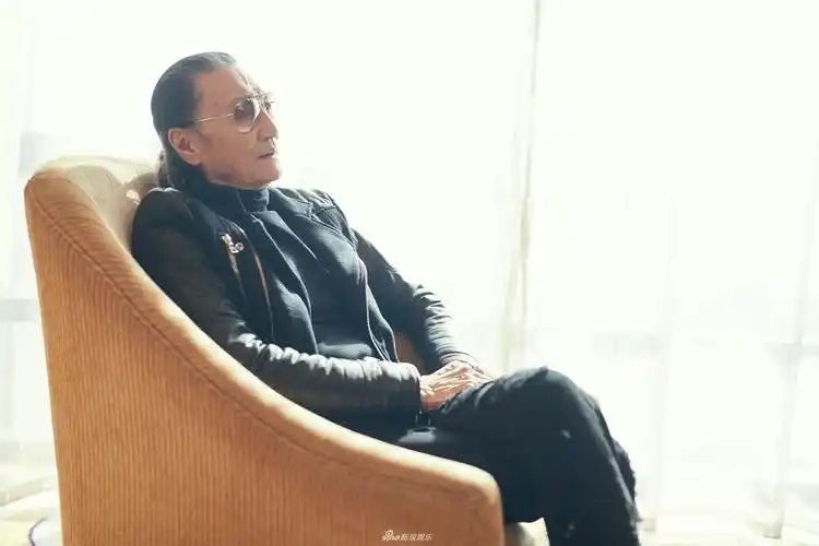 14 11:16:47 6 / 8 新浪娱乐讯 谢贤今年已经81岁了,但依然很酷.