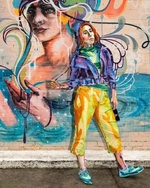 她在模特身上绘画画完让他们走在大街上路人都看呆了