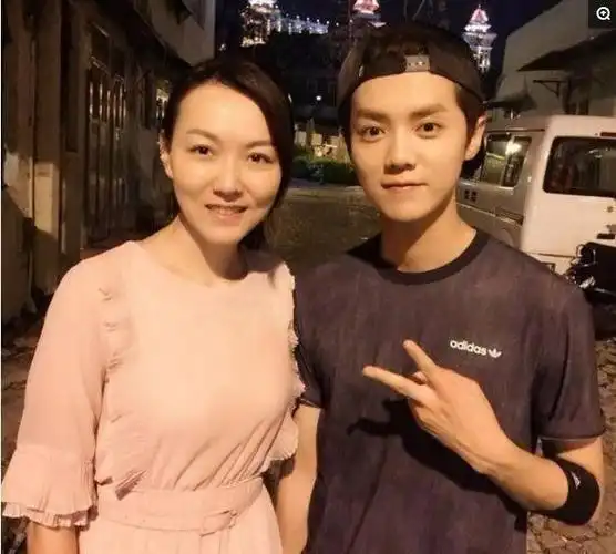 鹿晗在剧中看似柔柔弱弱但却有很强的爆发力.鹿晗的母亲叫翁文凤