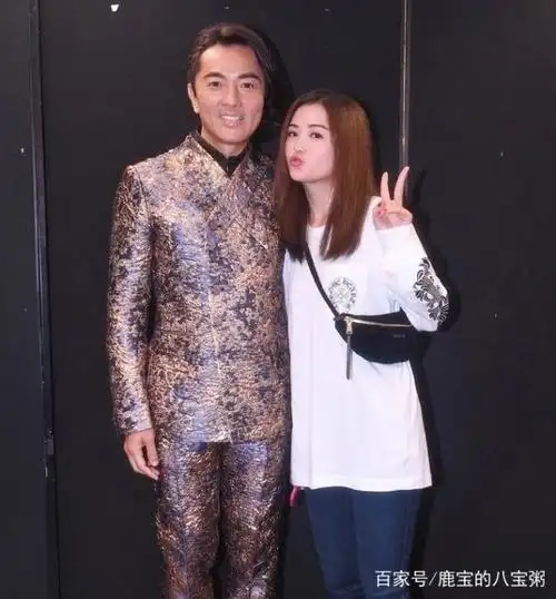 蔡卓妍年底要结婚了,男方是百亿富豪