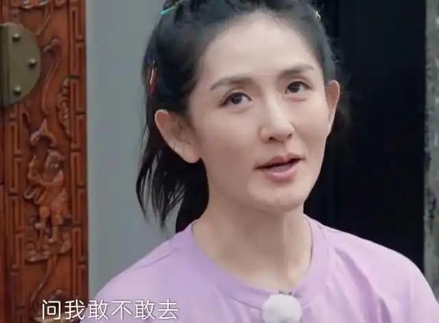 原创谢娜素颜下垂的眼角和眼袋太凸显了,好在皮肤白拉回点颜值