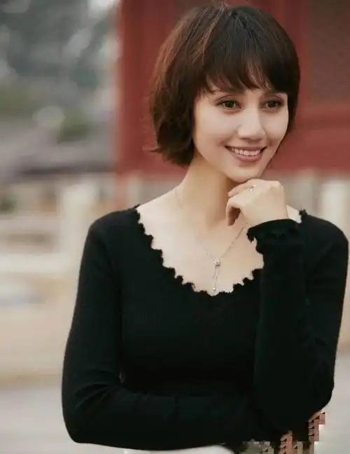 女人到了中年,尽量避开这4种发型,不仅显老俗气,还大妈味十足